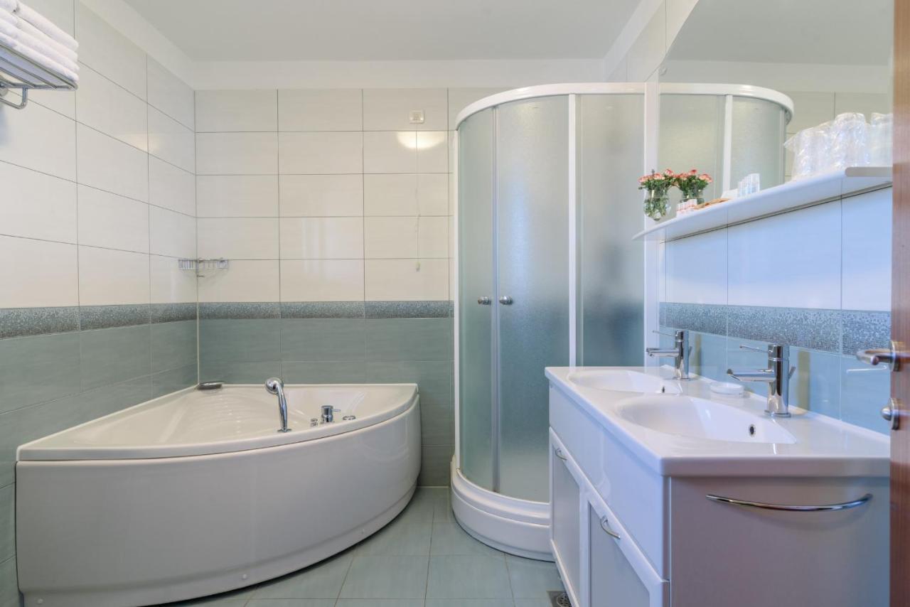 Villa Mediterana Seget Vranjica Exteriör bild