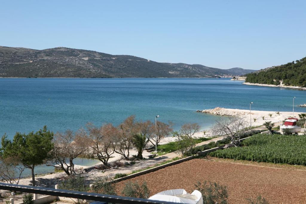 Villa Mediterana Seget Vranjica Rum bild