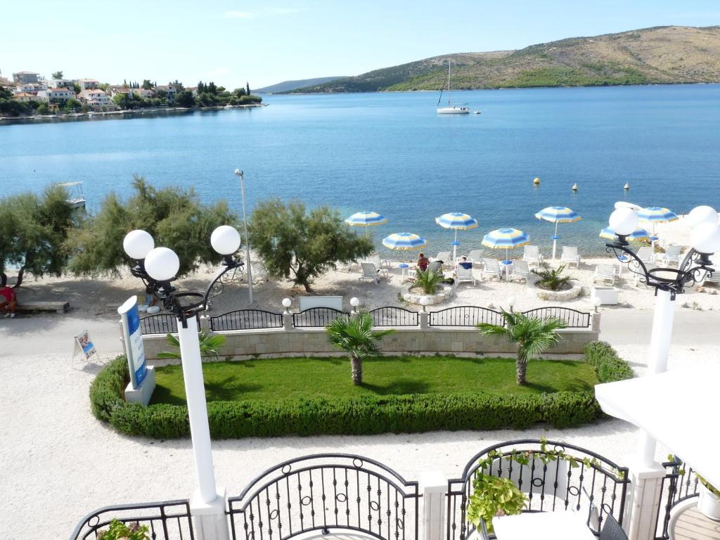 Villa Mediterana Seget Vranjica Rum bild