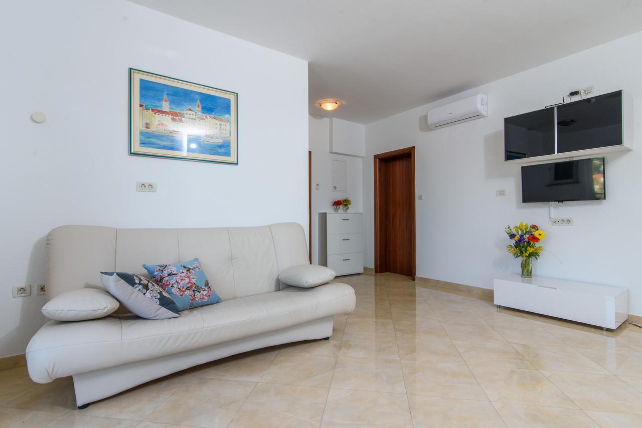 Villa Mediterana Seget Vranjica Exteriör bild