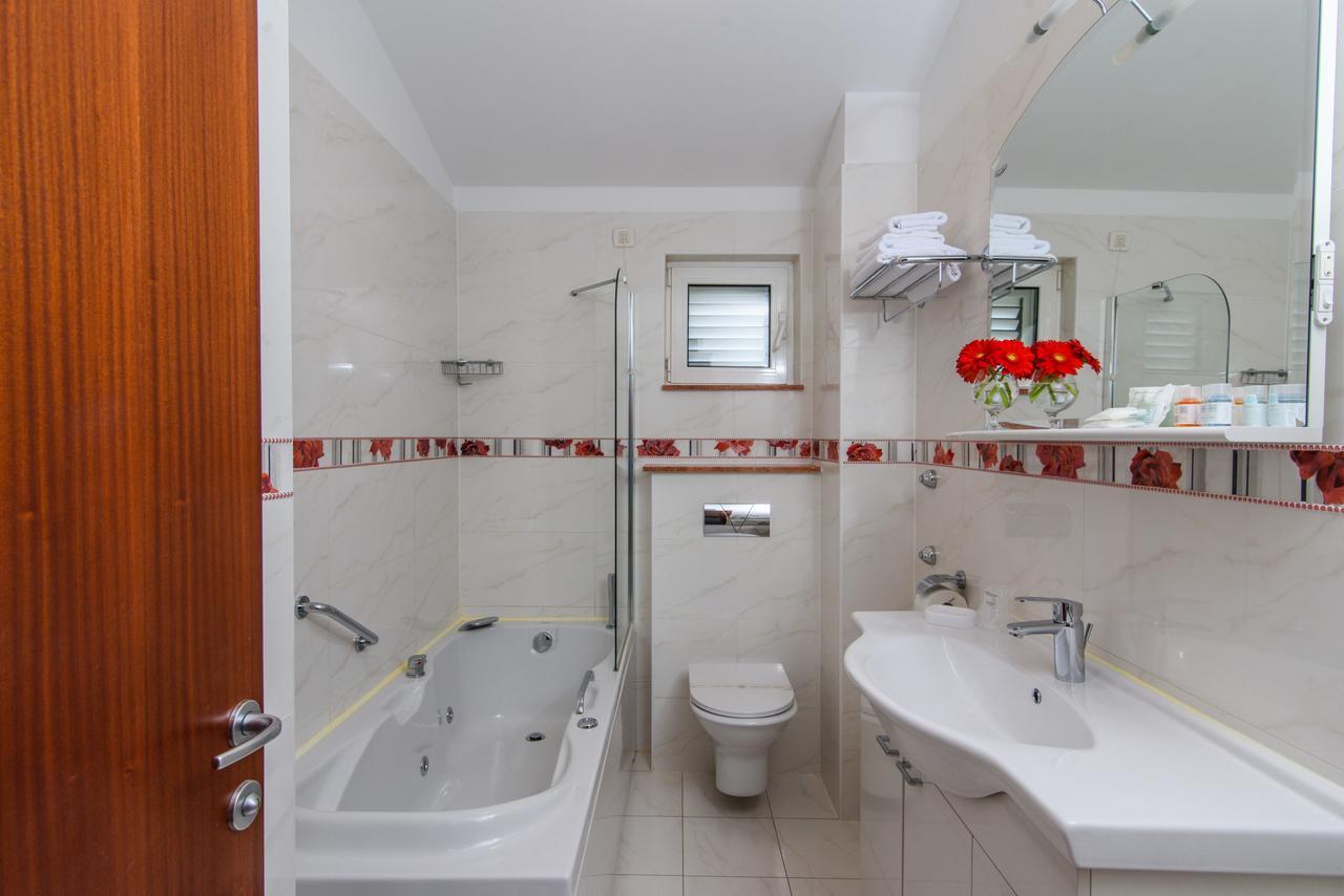 Villa Mediterana Seget Vranjica Exteriör bild