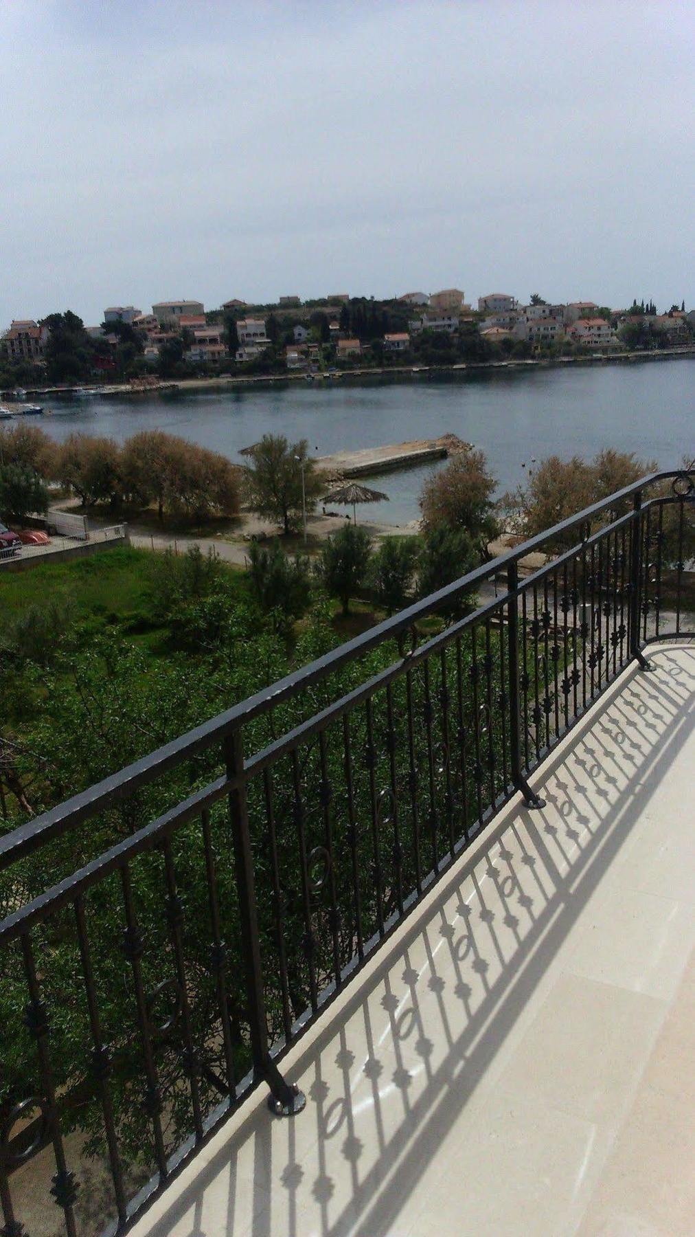 Villa Mediterana Seget Vranjica Exteriör bild